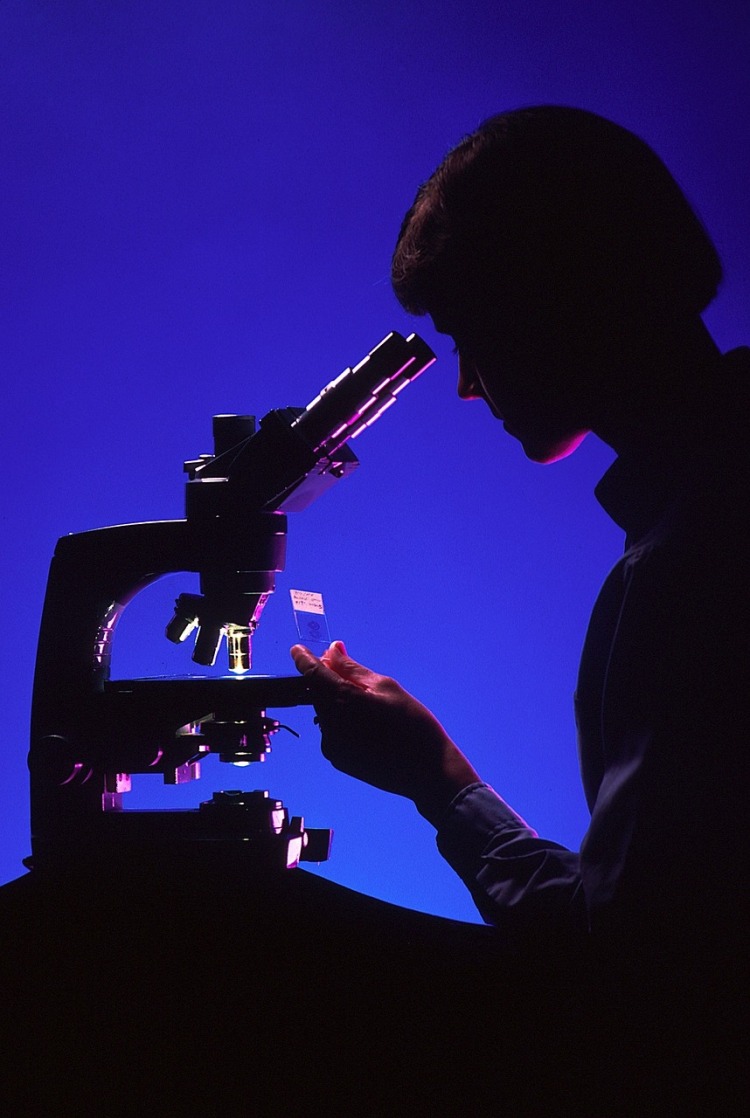 scientist-with-microscope-996187_1280